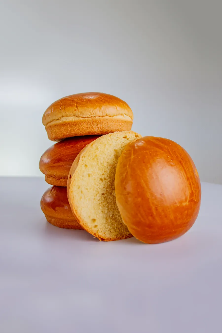 Pães de brioche empilhados, dourados e macios